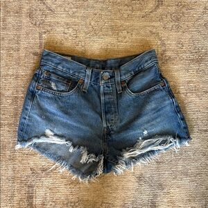 LEVI’S DENIM SHORTS